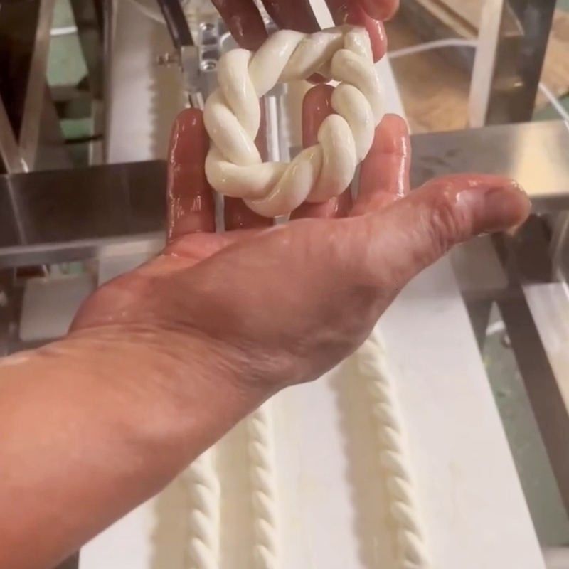 อุตสาหกรรม อัตโนมัติ Twisting Churro อุปกรณ์การสร้างอาหารว่าง อุปกรณ์อ่อนนุ่ม Pretzel หมักทอดทอด Twist ทํา extruder เครื่อง